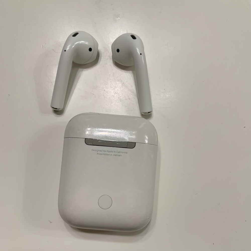 AirPods - Picture 4 of 6